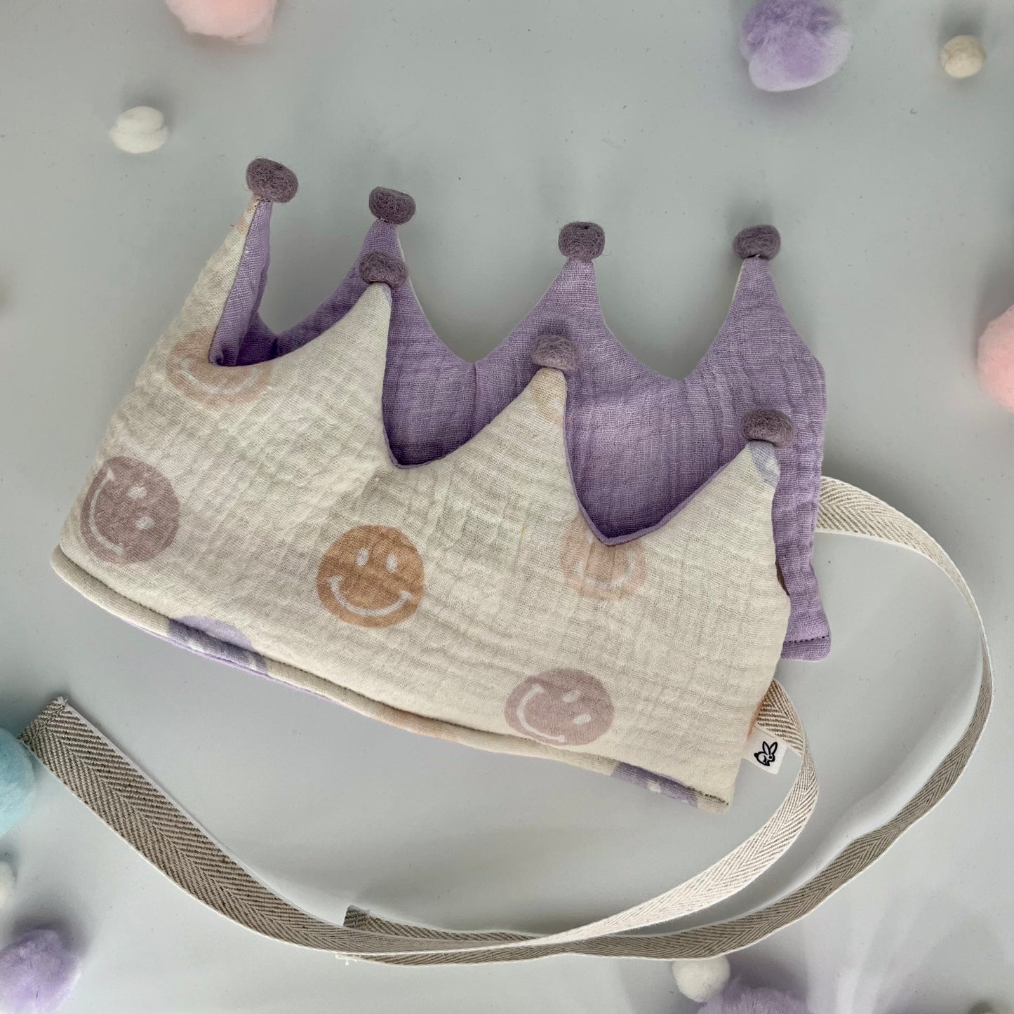 Stoffkrone | Geburtstagskrone Smileys aus Musselin und Pompons *yep.lets.celebrate*
