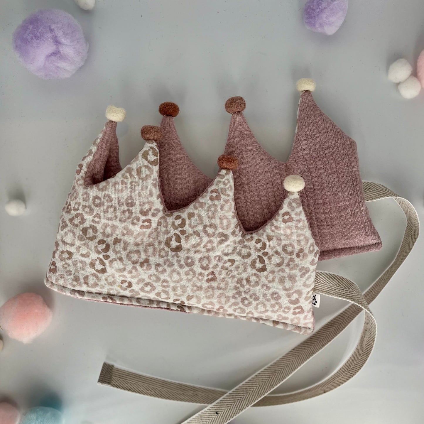 Stoffkrone | Geburtstagskrone Leo/ rosa aus Musselin mit Pompons *yep.lets.celebrate*