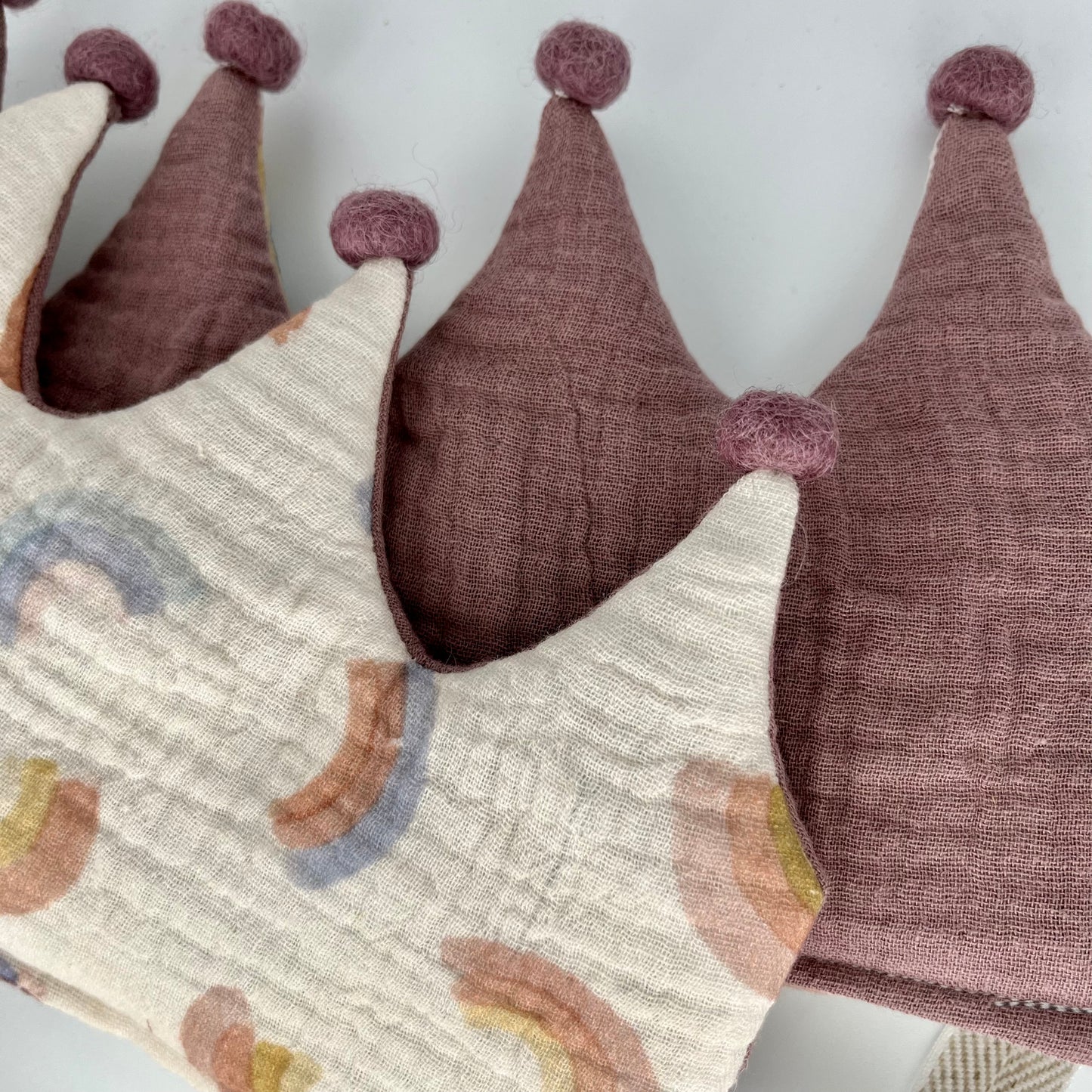 Stoffkrone | Geburtstagskrone Regenbogen aus Musselin und Pompons *yep.lets.celebrate*