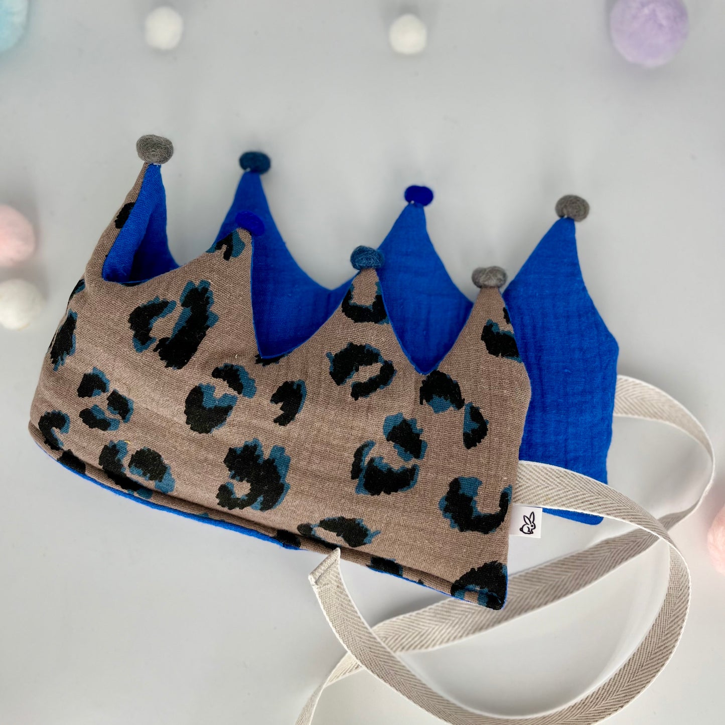 Stoffkrone | Geburtstagskrone Leo mit blau aus Musselin und Pompons *yep.lets.celebrate*