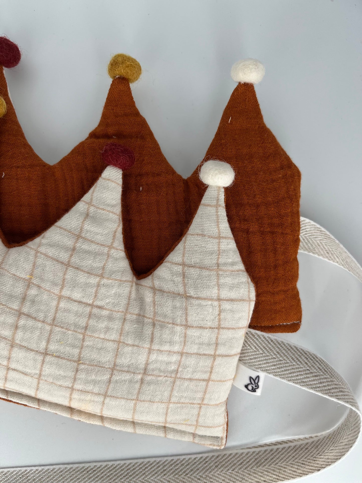 Stoffkrone | Geburtstagskrone Karo aus Musselin und Pompons *yep.lets.celebrate*