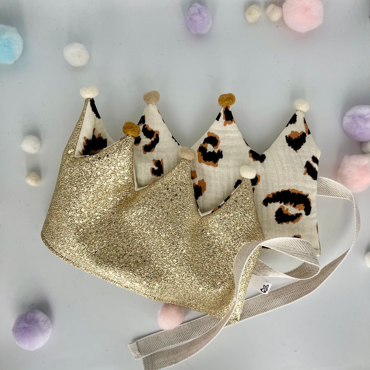 Stoffkrone | Geburtstagskrone Gold Glitzer Kunstleder mit Leo Musselin und Regenbogen Pompons *yep.lets.celebrate*