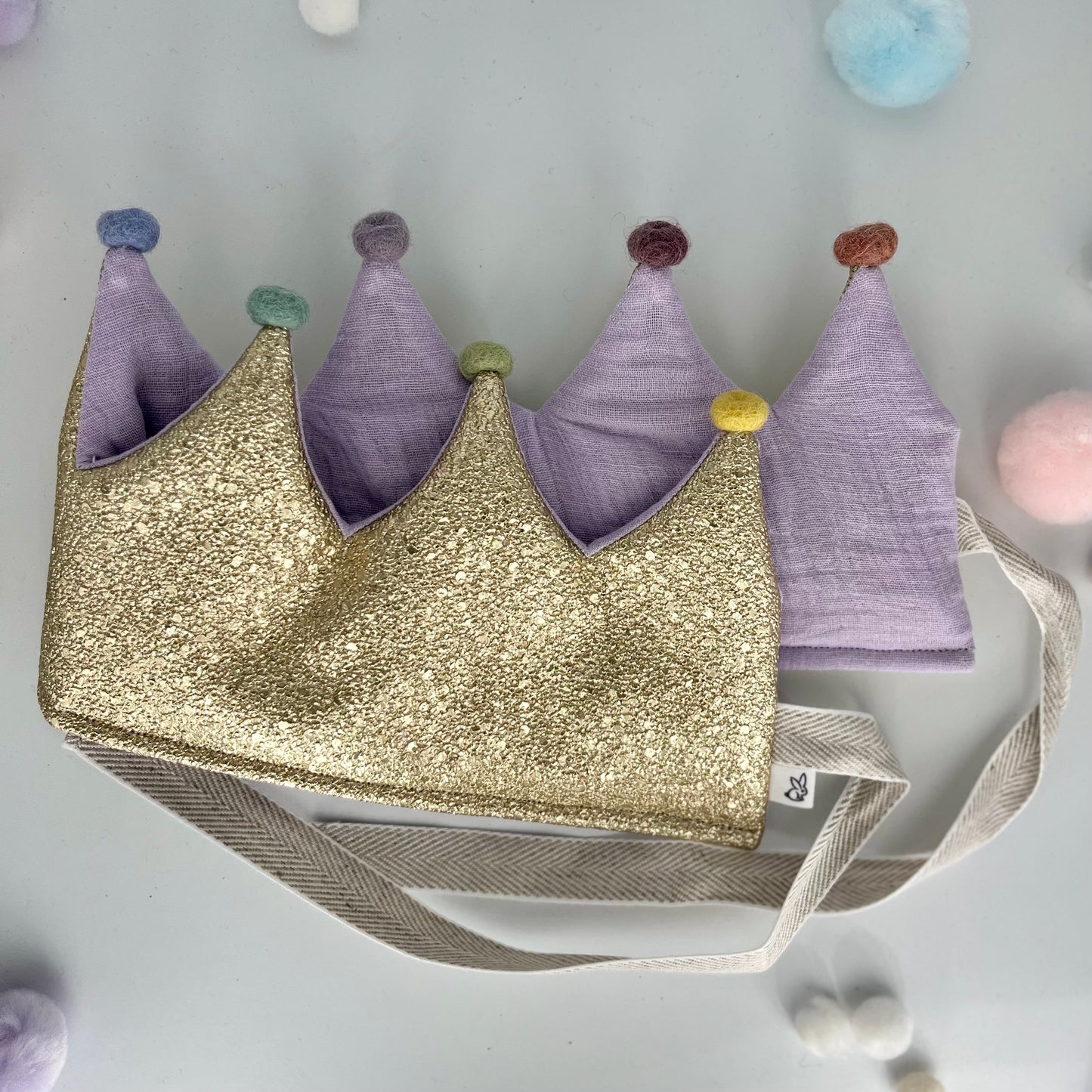 Stoffkrone | Geburtstagskrone Gold Glitzer Kunstleder mit Musselin und Regenbogen Pompons *yep.lets.celebrate*
