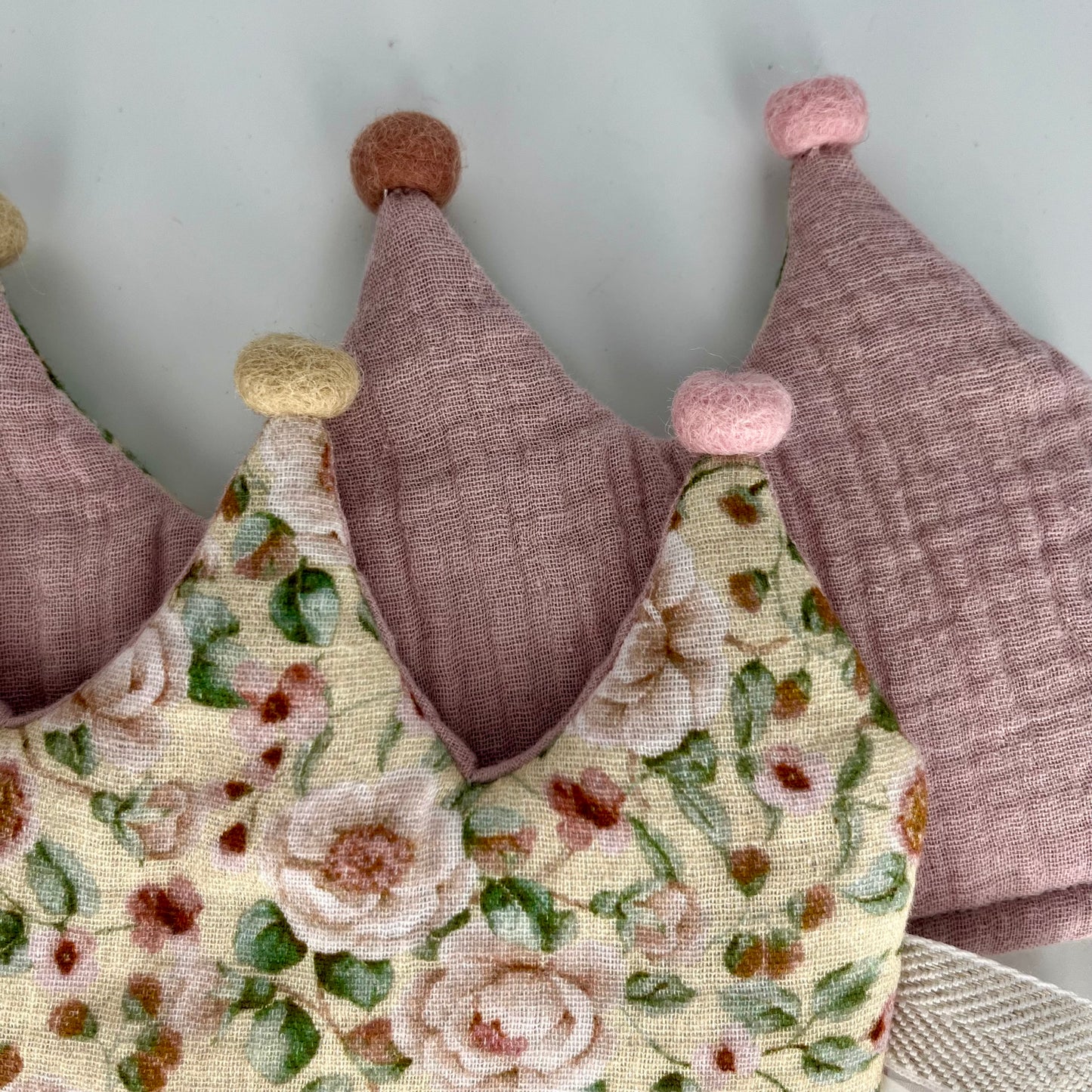 Stoffkrone | Geburtstagskrone Blumen rosa aus Musselin mit Pompons *yep.lets.celebrate*