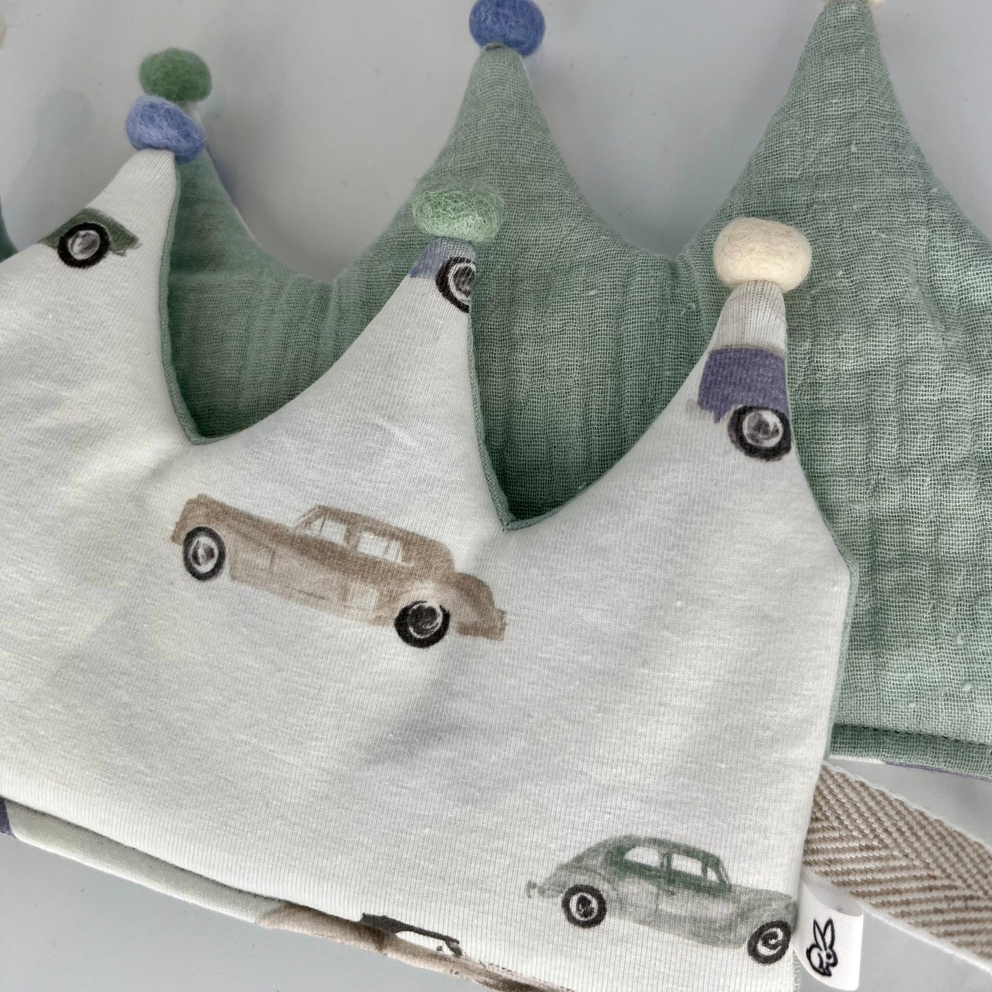 Stoffkrone | Geburtstagskrone Autos mit Musselin und Pompons *yep.lets.celebrate*