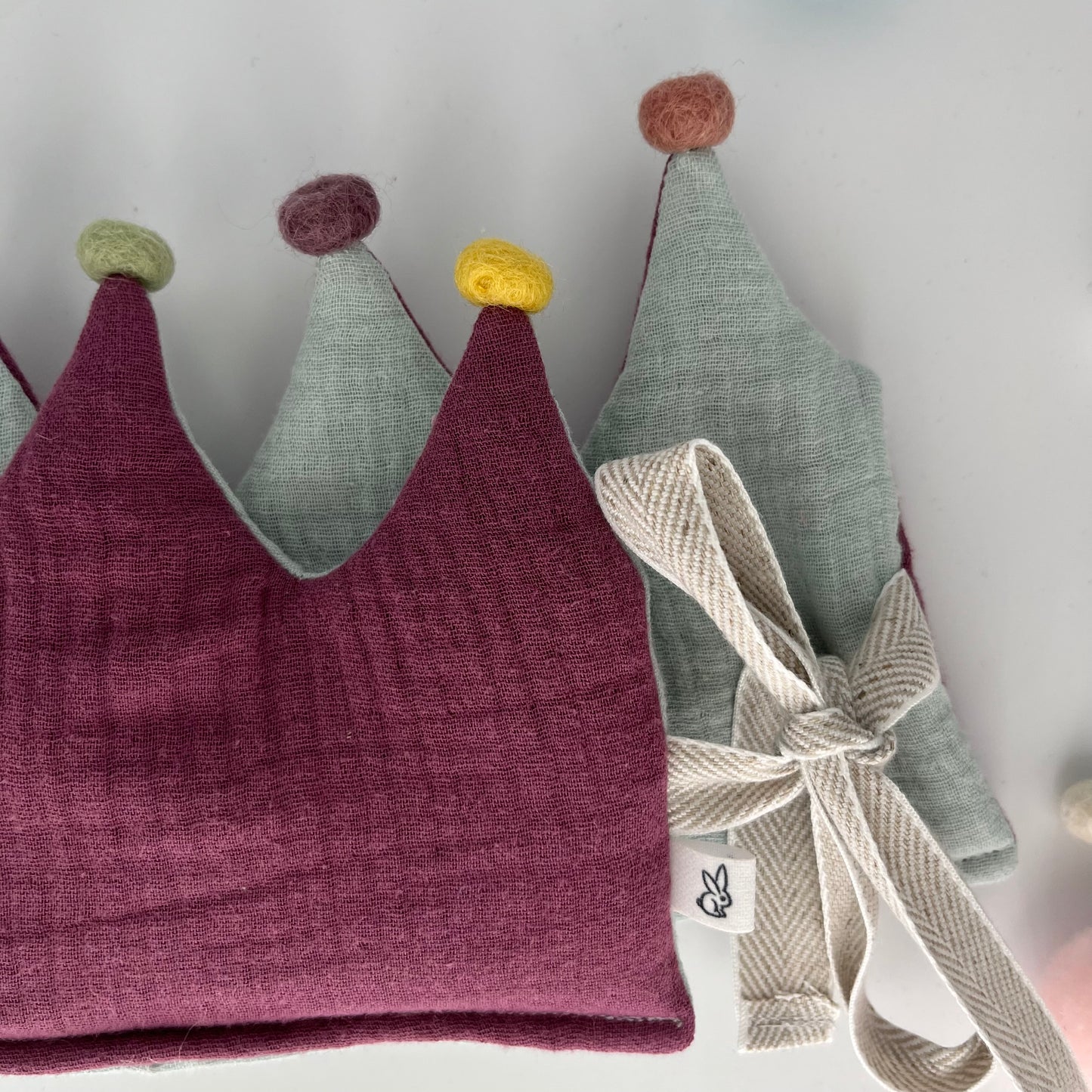 Stoffkrone | Geburtstagskrone Lila- Mint aus Musselin mit Pompons *yep.lets.celebrate*