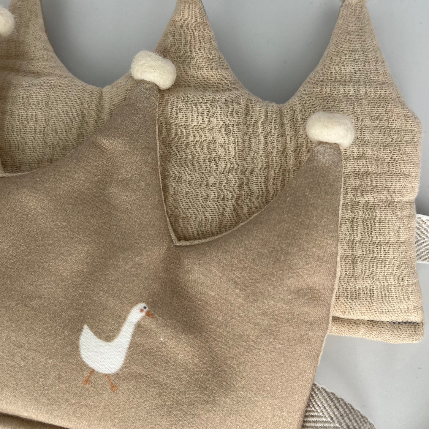 Stoffkrone | Geburtstagskrone Gänse beige mit Musselin und Pompons *yep.lets.celebrate*