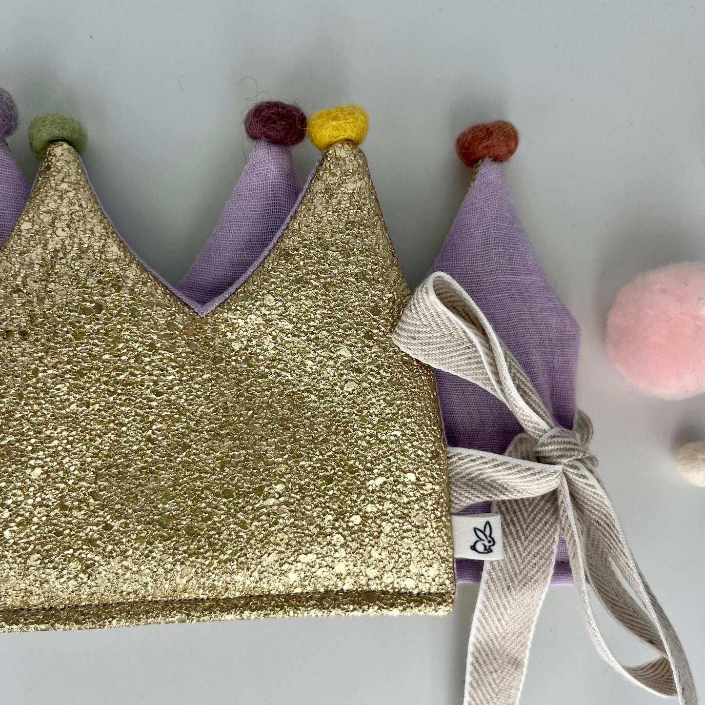 Stoffkrone | Geburtstagskrone Gold Glitzer Kunstleder mit Musselin und Regenbogen Pompons *yep.lets.celebrate*