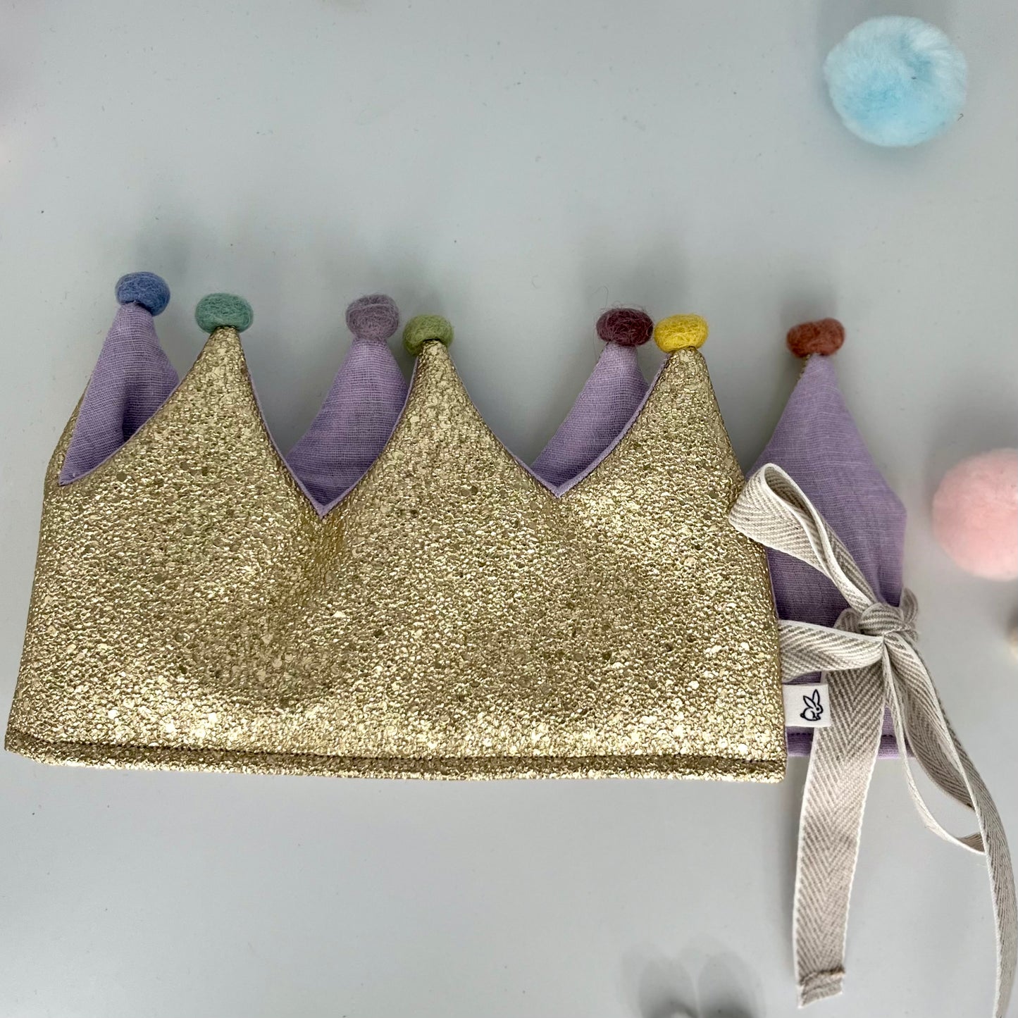 Stoffkrone | Geburtstagskrone Gold Glitzer Kunstleder mit Musselin und Regenbogen Pompons *yep.lets.celebrate*