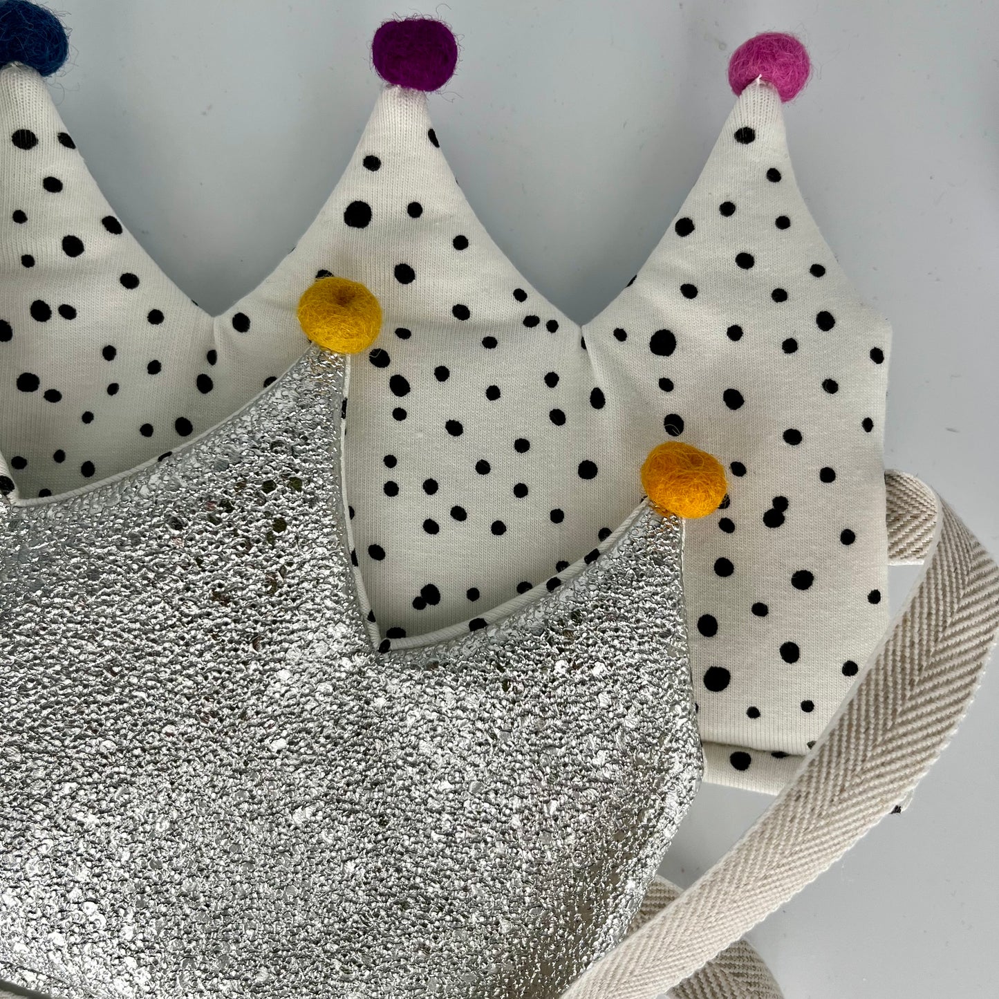Stoffkrone | Geburtstagskrone silber Glitzer Kunstleder mit Pünktli und Regenbogen Pompons *yep.lets.celebrate*