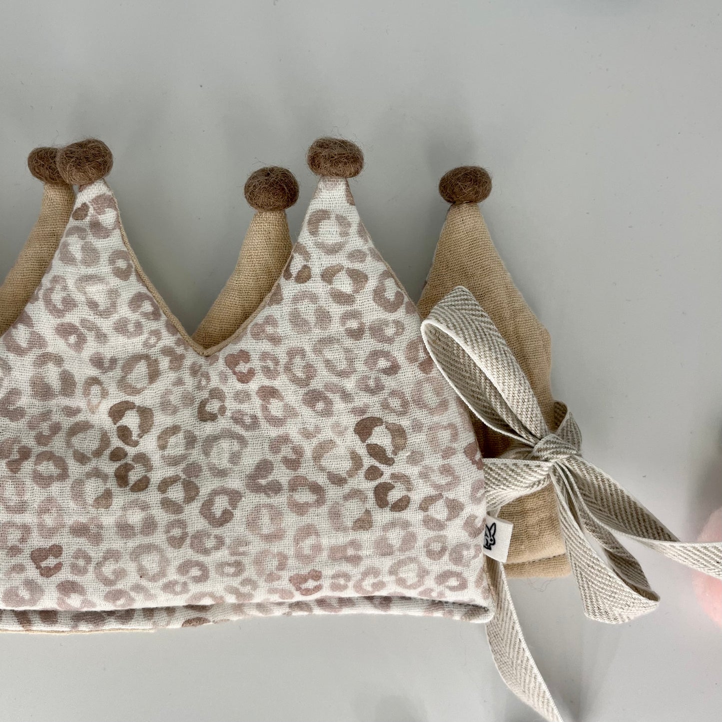 Stoffkrone | Geburtstagskrone Boho Leo aus Musselin mit Pompons *yep.lets.celebrate*