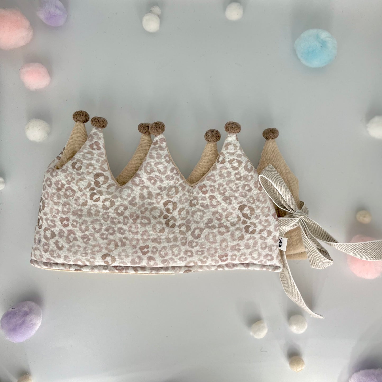 Stoffkrone | Geburtstagskrone Boho Leo aus Musselin mit Pompons *yep.lets.celebrate*