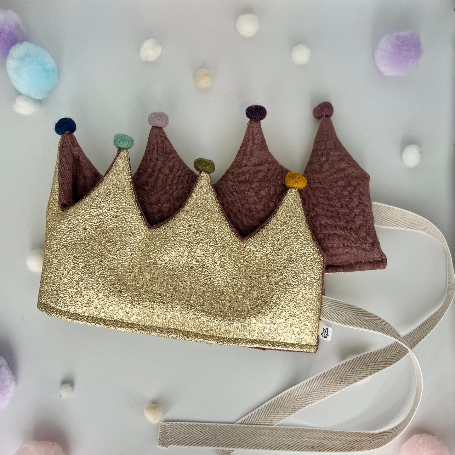 Stoffkrone | Geburtstagskrone Gold Glitzer Kunstleder mit Musselin und Regenbogen Pompons *yep.lets.celebrate*