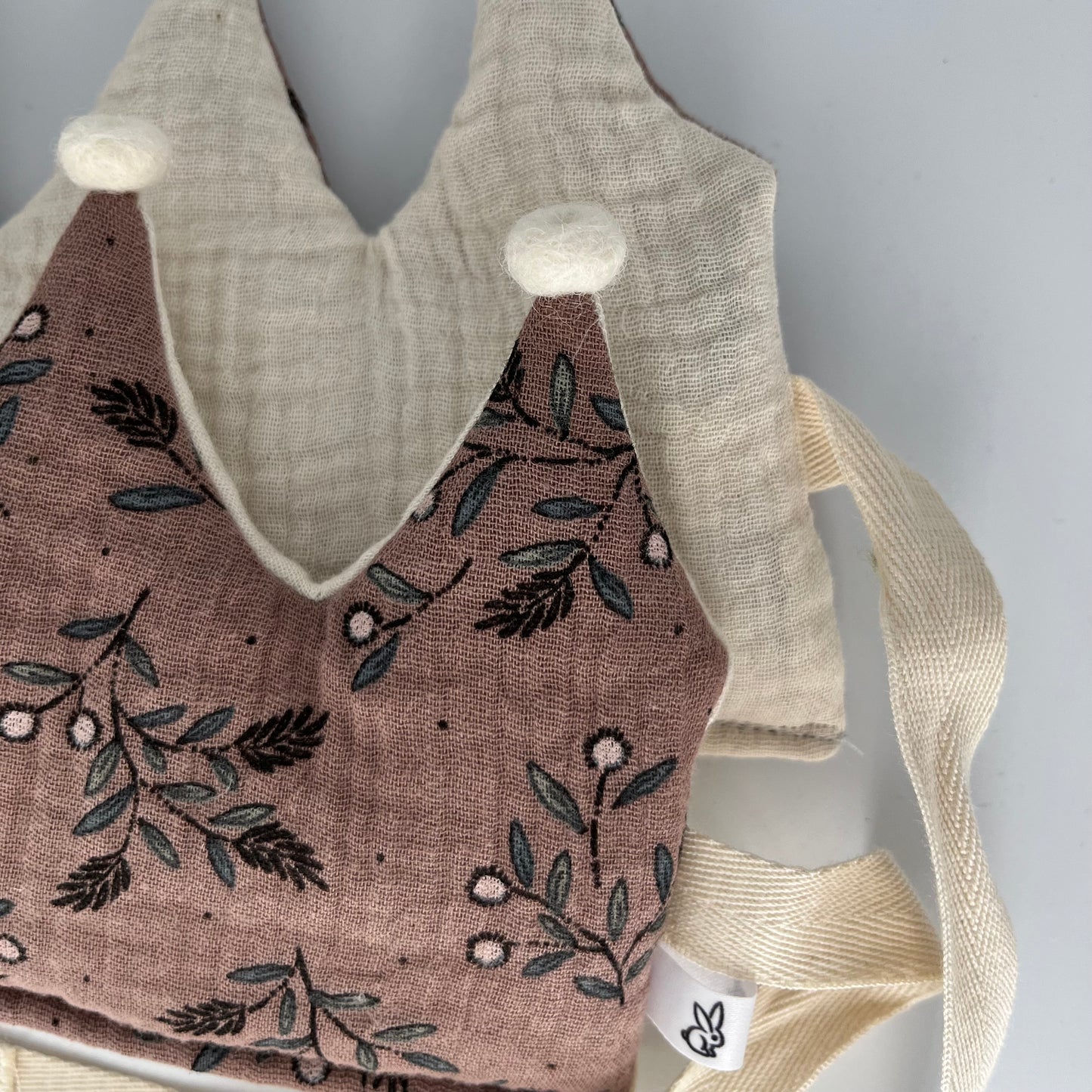 Stoffkrone | Geburtstagskrone Winterblume aus Musselin mit Pompons *yep.lets.celebrate*