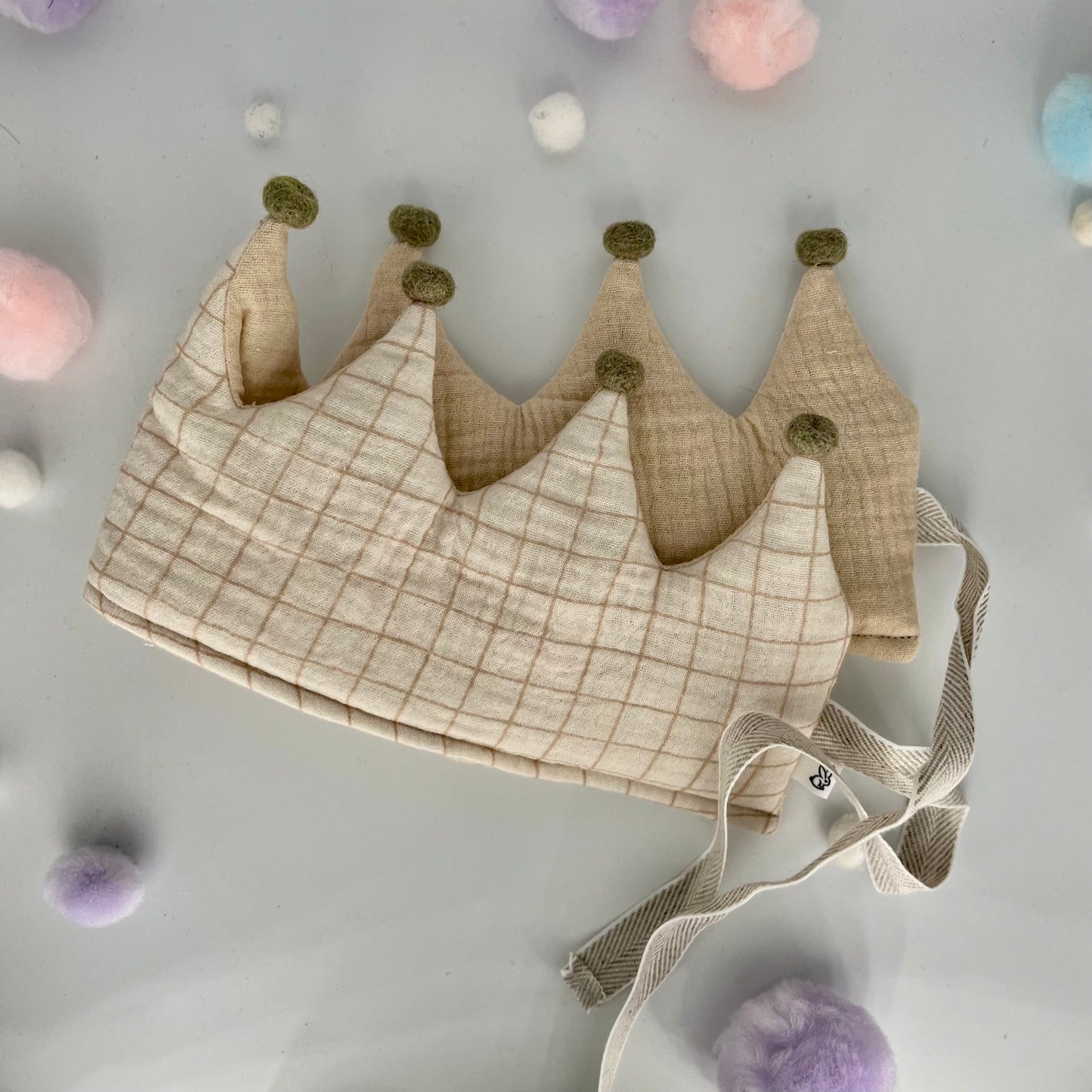 Stoffkrone | Geburtstagskrone aus Musselin kariert mit Pompons *yep.lets.celebrate*