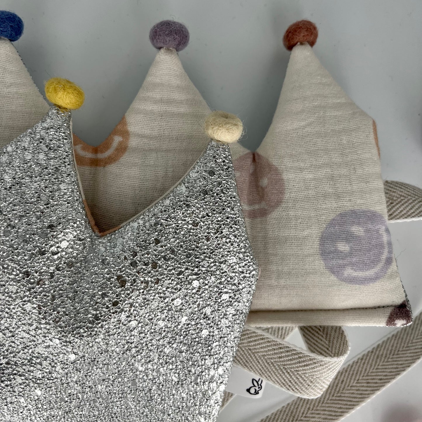 Stoffkrone | Geburtstagskrone silber Glitzer Kunstleder mit Smiley- Musselin und Pompons *yep.lets.celebrate*