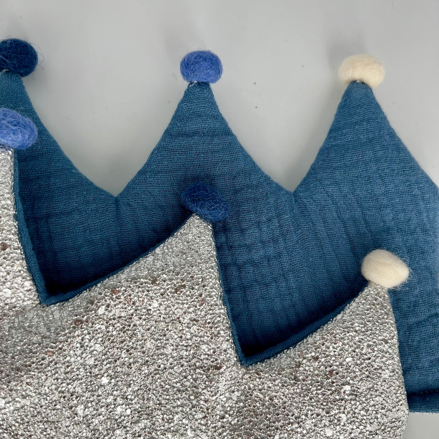 Stoffkrone | Geburtstagskrone Silber Glitzer Kunstleder mit Musselin und Pompons *yep.lets.celebrate*