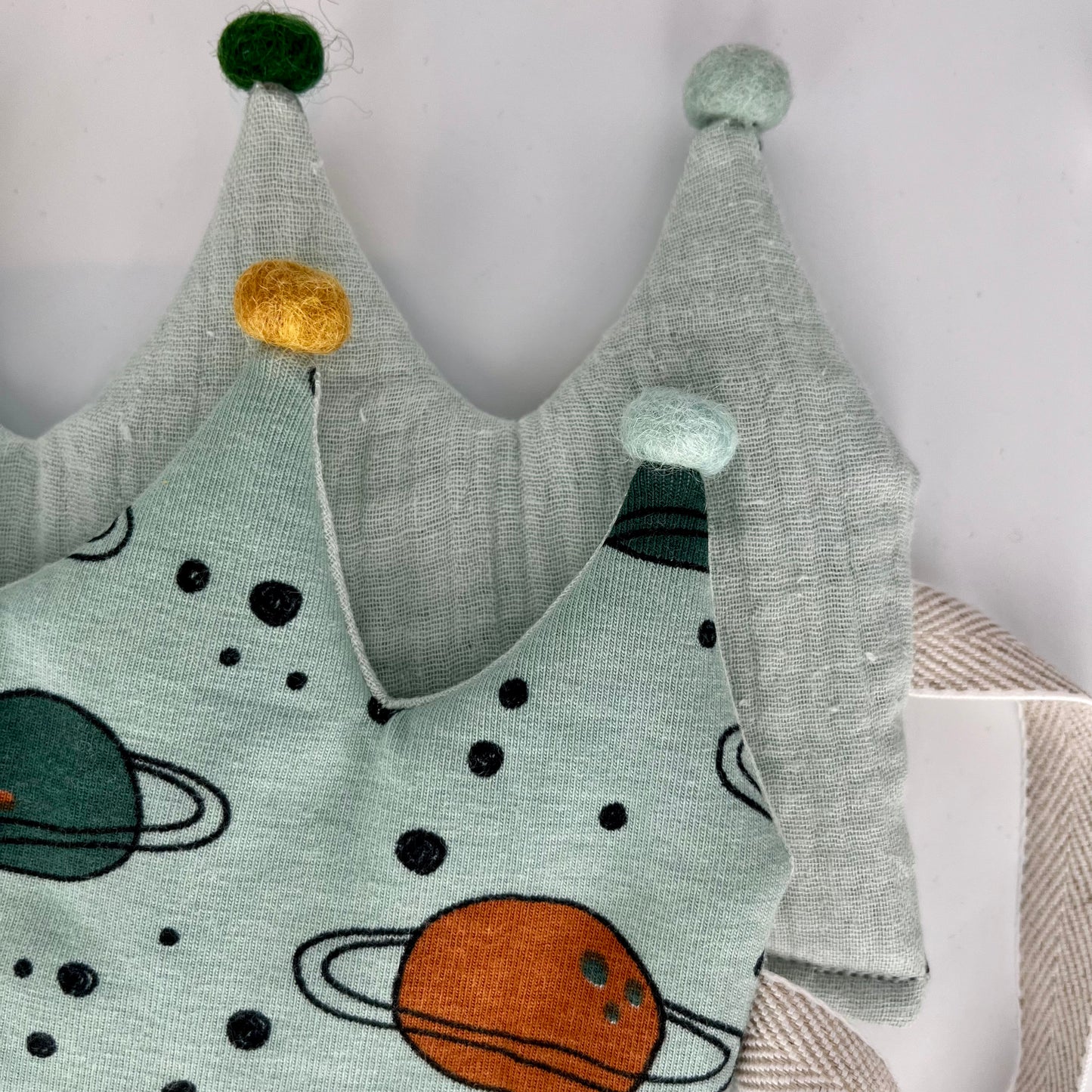 Stoffkrone | Geburtstagskrone Weltraum/ Galaxy mit Musselin und Pompons *yep.lets.celebrate*
