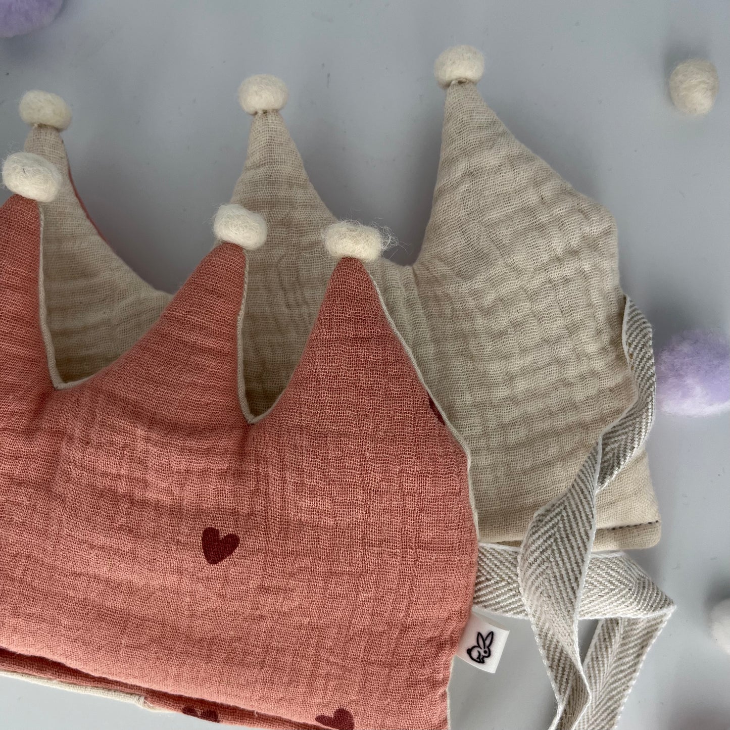 Stoffkrone | Geburtstagskrone Herzli aus Musselin mit Pompons *yep.lets.celebrate*