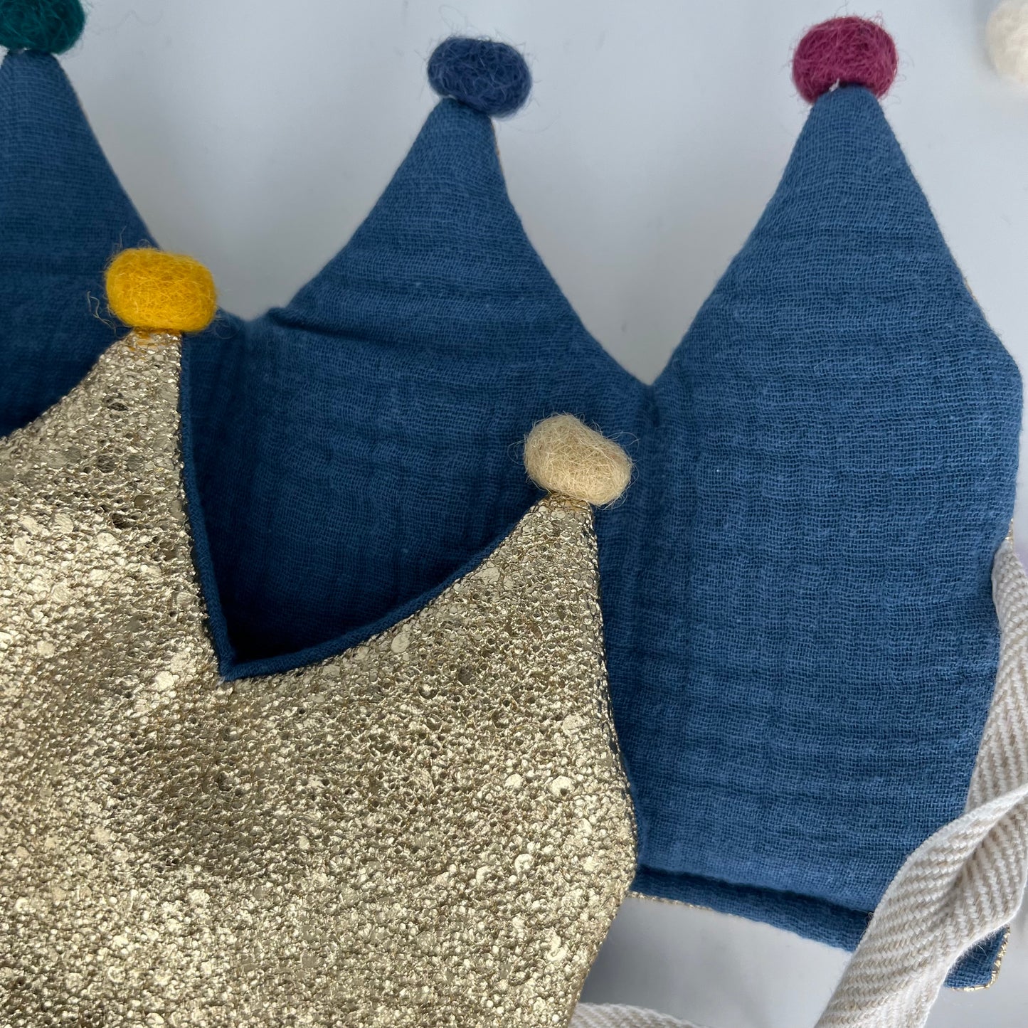 Stoffkrone | Geburtstagskrone Glitzer gold blau mit Musselin und Pompons *yep.lets.celebrate*