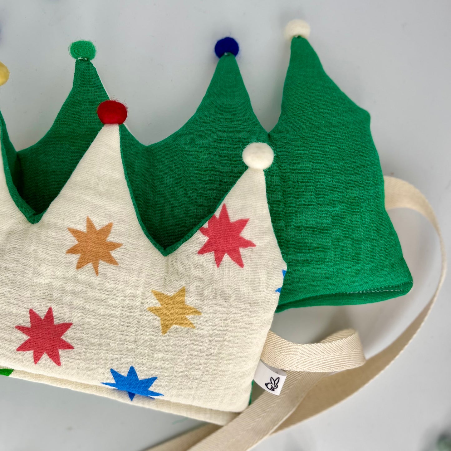 Stoffkrone | Geburtstagskrone Sterne bunt aus Musselin mit Pompons *yep.lets.celebrate*