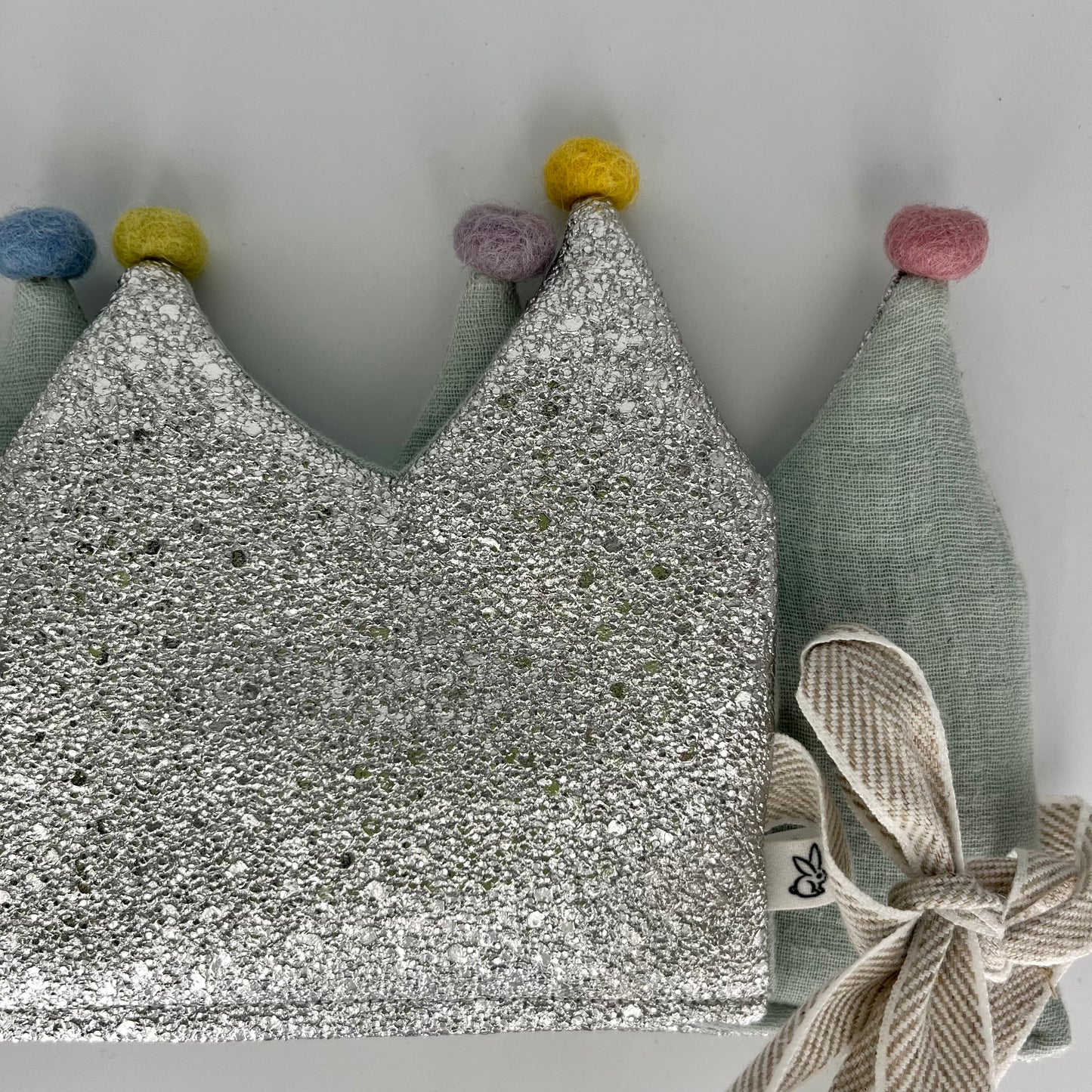 Stoffkrone | Geburtstagskrone Silber Glitzer Kunstleder mit Musselin und Regenbogen Pompons *yep.lets.celebrate*