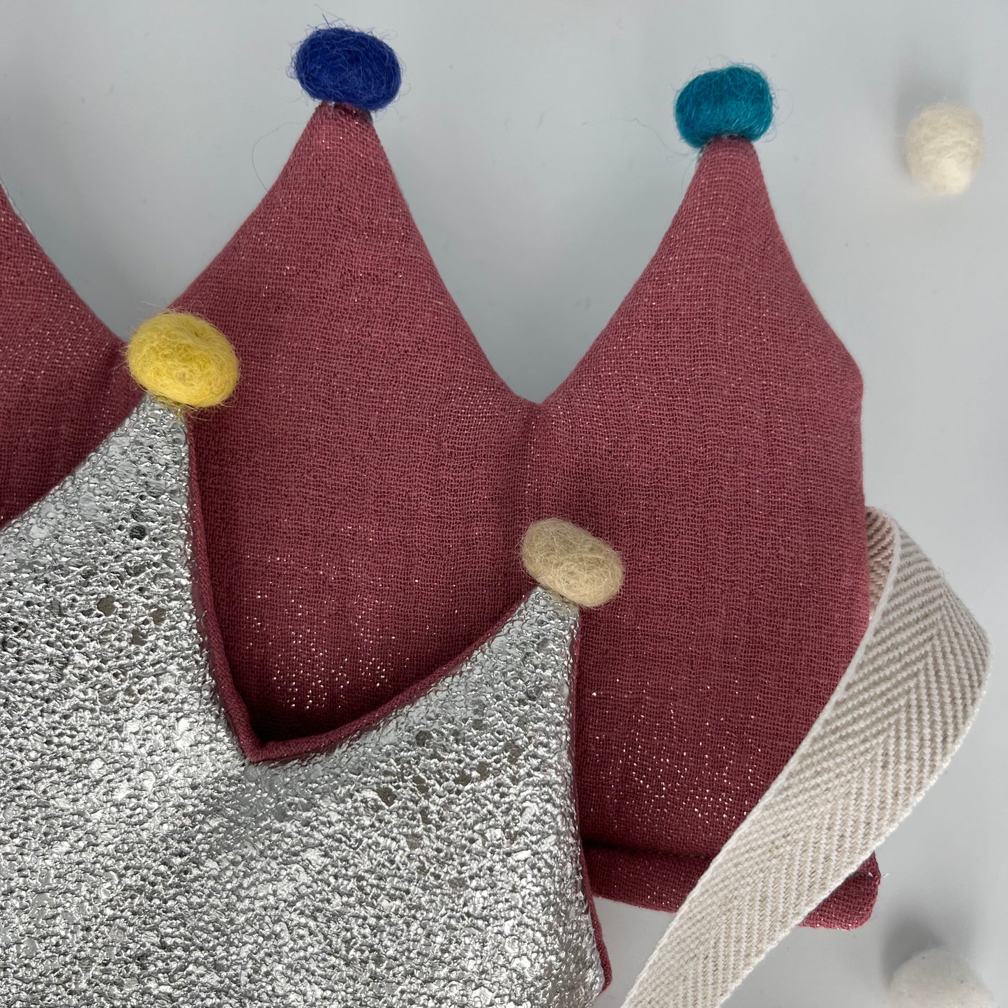 Stoffkrone | Geburtstagskrone Glitzer silber rosa mit Musselin und Pompons *yep.lets.celebrate*