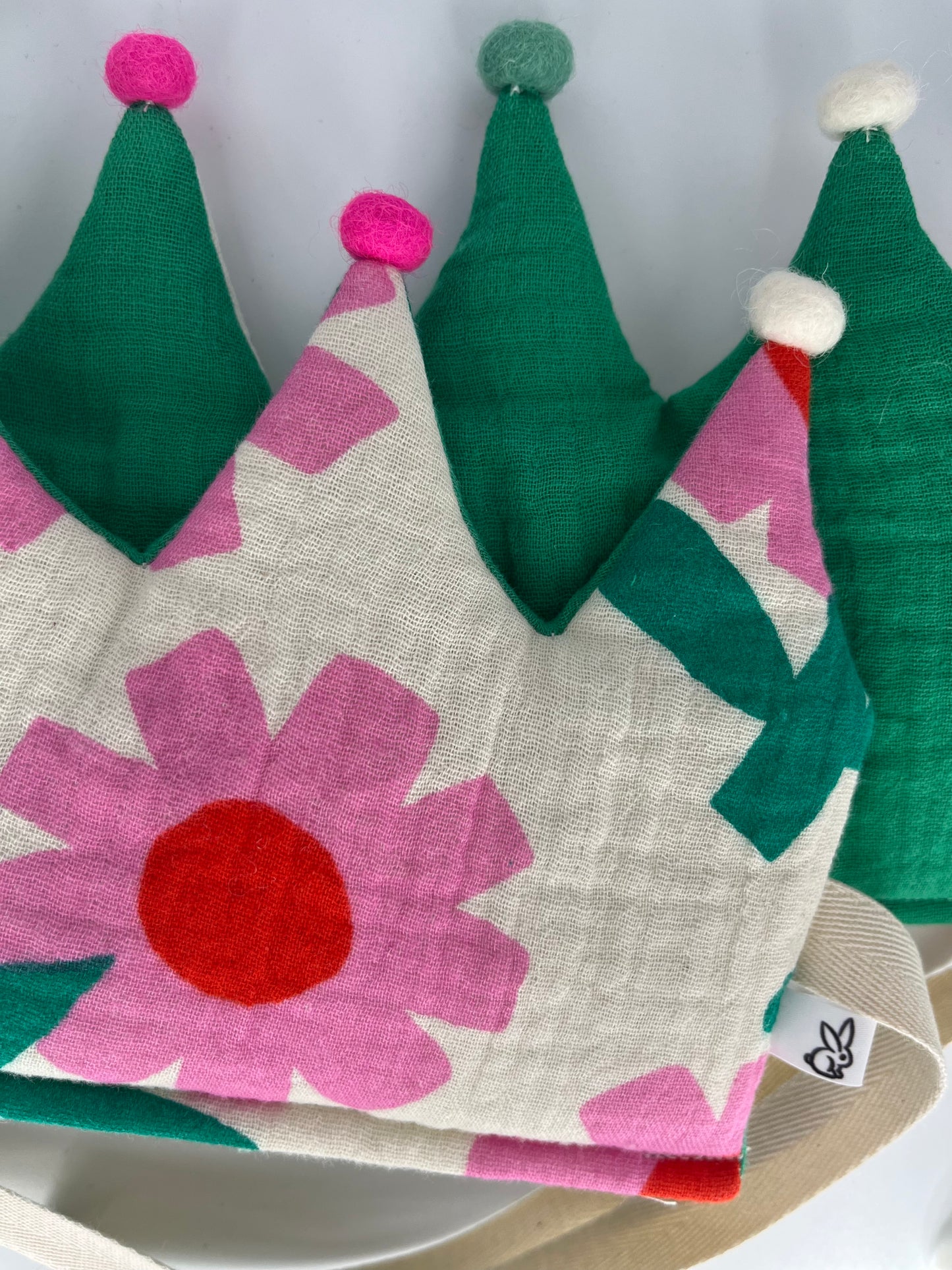 Stoffkrone | Geburtstagskrone Blumen gross pink aus Musselin mit Pompons *yep.lets.celebrate*