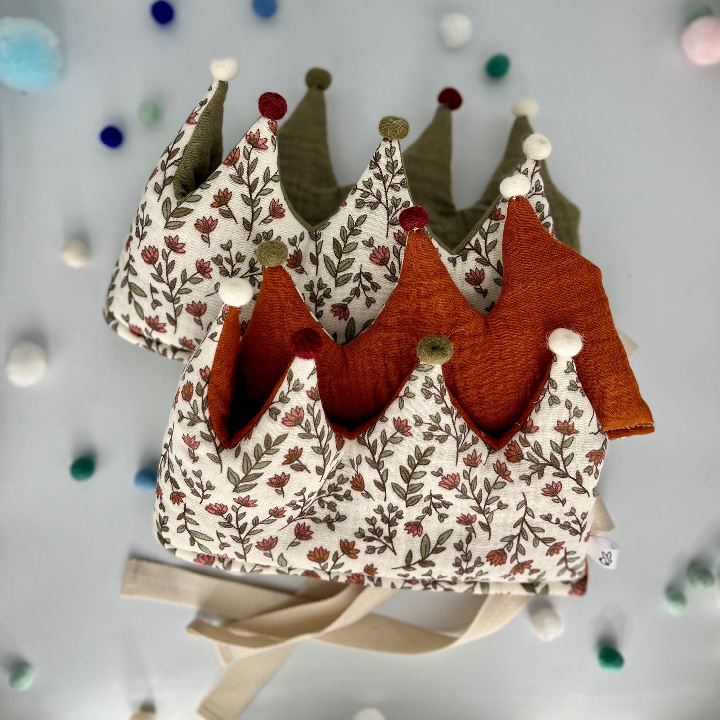 Stoffkrone | Geburtstagskrone Winterblume oliv aus Musselin mit Pompons *yep.lets.celebrate*
