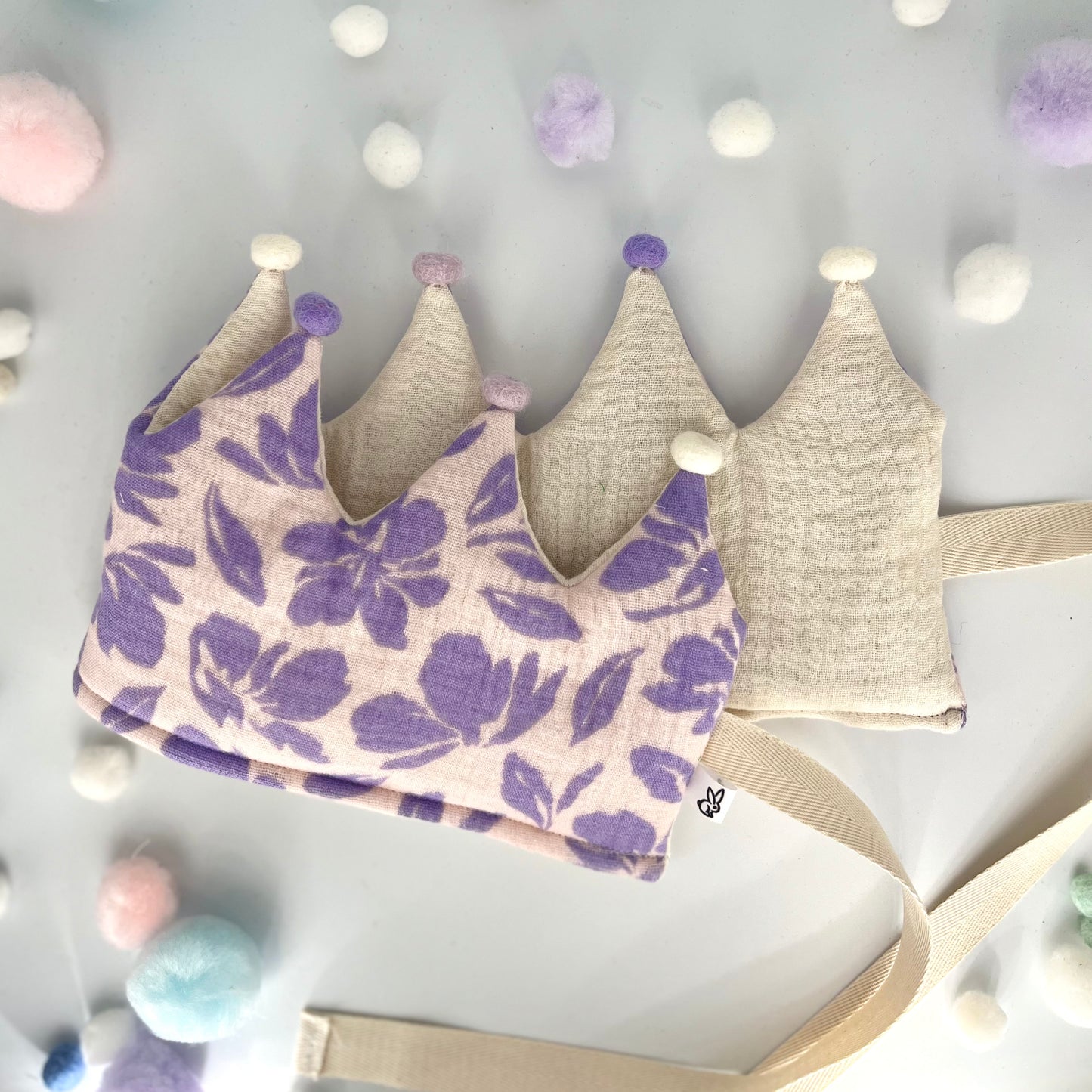 Stoffkrone | Geburtstagskrone Blumen flieder aus Musselin mit Pompons *yep.lets.celebrate*
