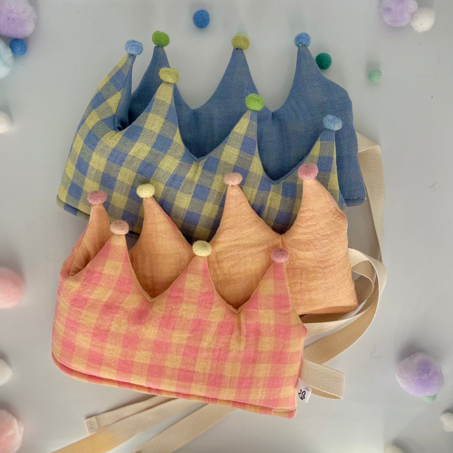 Stoffkrone | Geburtstagskrone kariert blau gelb aus Musselin mit Pompons *yep.lets.celebrate*