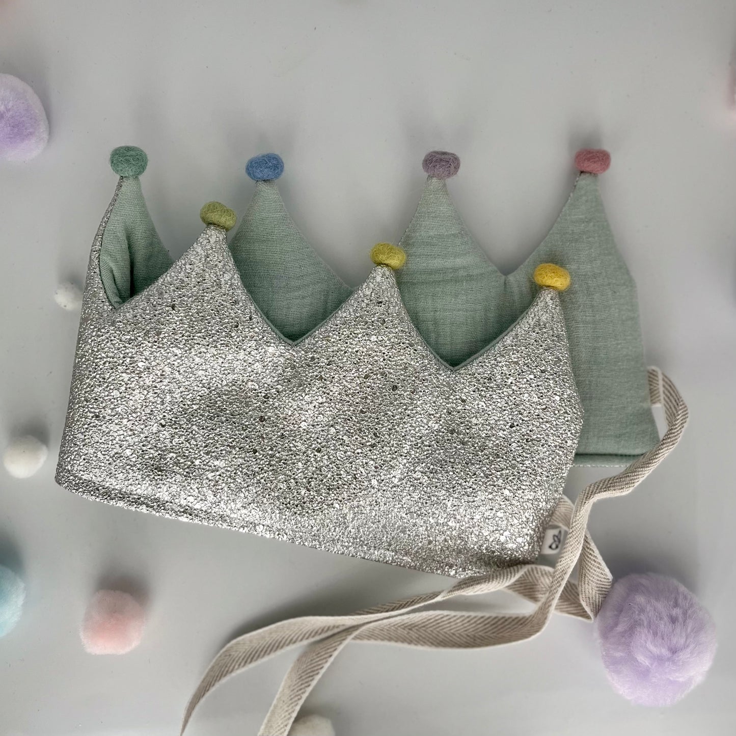 Stoffkrone | Geburtstagskrone Silber Glitzer Kunstleder mit Musselin und Regenbogen Pompons *yep.lets.celebrate*