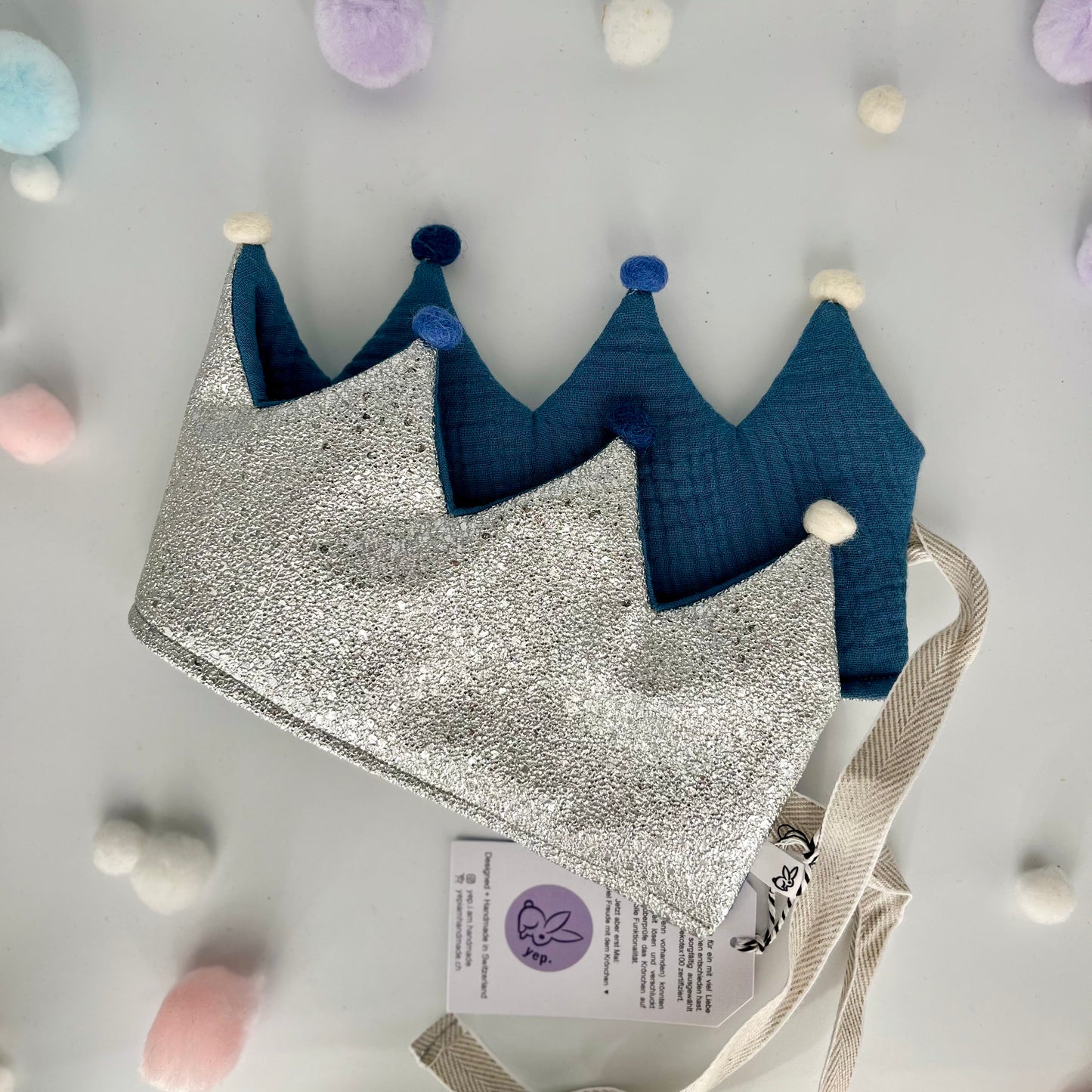 Stoffkrone | Geburtstagskrone Silber Glitzer Kunstleder mit Musselin und Pompons *yep.lets.celebrate*
