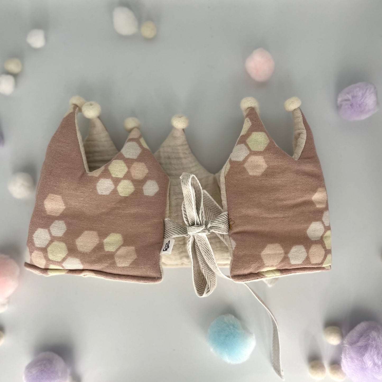 Stoffkrone | Geburtstagskrone aus Musselin Altrosa Bienenwaben und Pompons *yep.lets.celebrate*