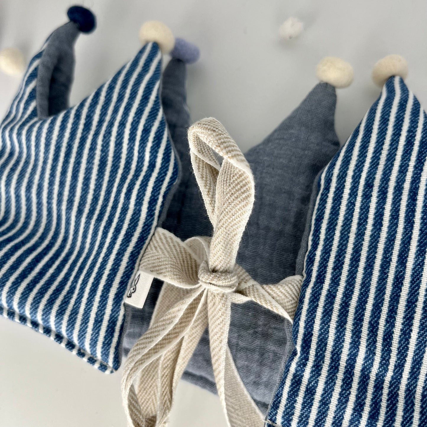 Stoffkrone | Geburtstagskrone Streifen aus Musselin mit Pompons *yep.lets.celebrate*