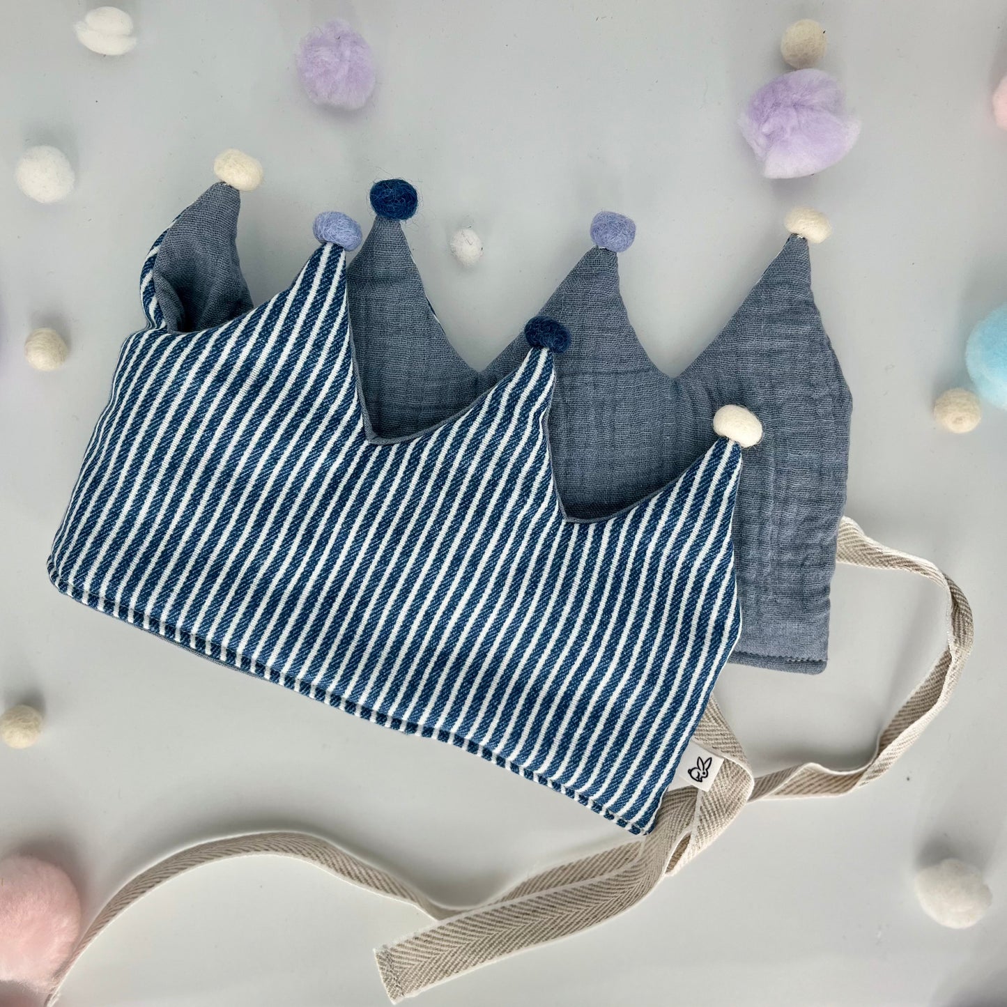 Stoffkrone | Geburtstagskrone Streifen aus Musselin mit Pompons *yep.lets.celebrate*