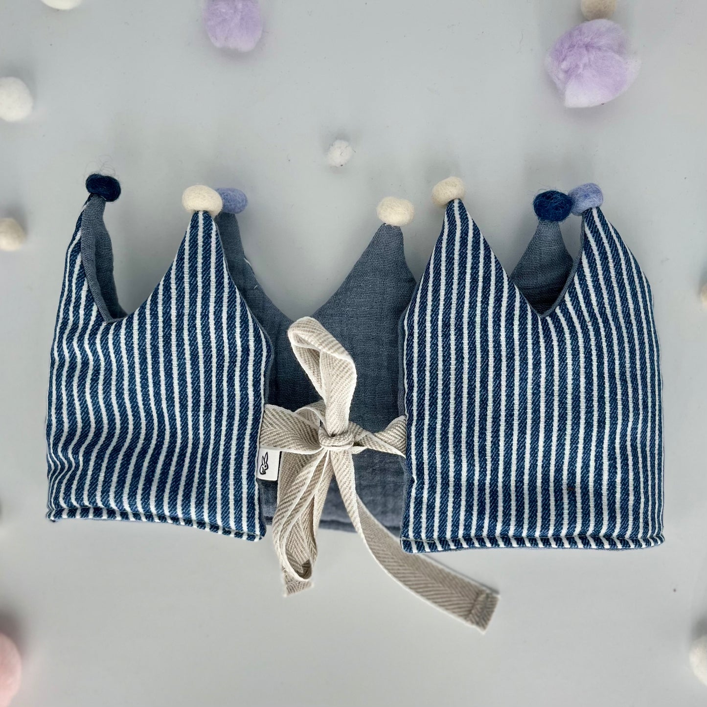 Stoffkrone | Geburtstagskrone Streifen aus Musselin mit Pompons *yep.lets.celebrate*