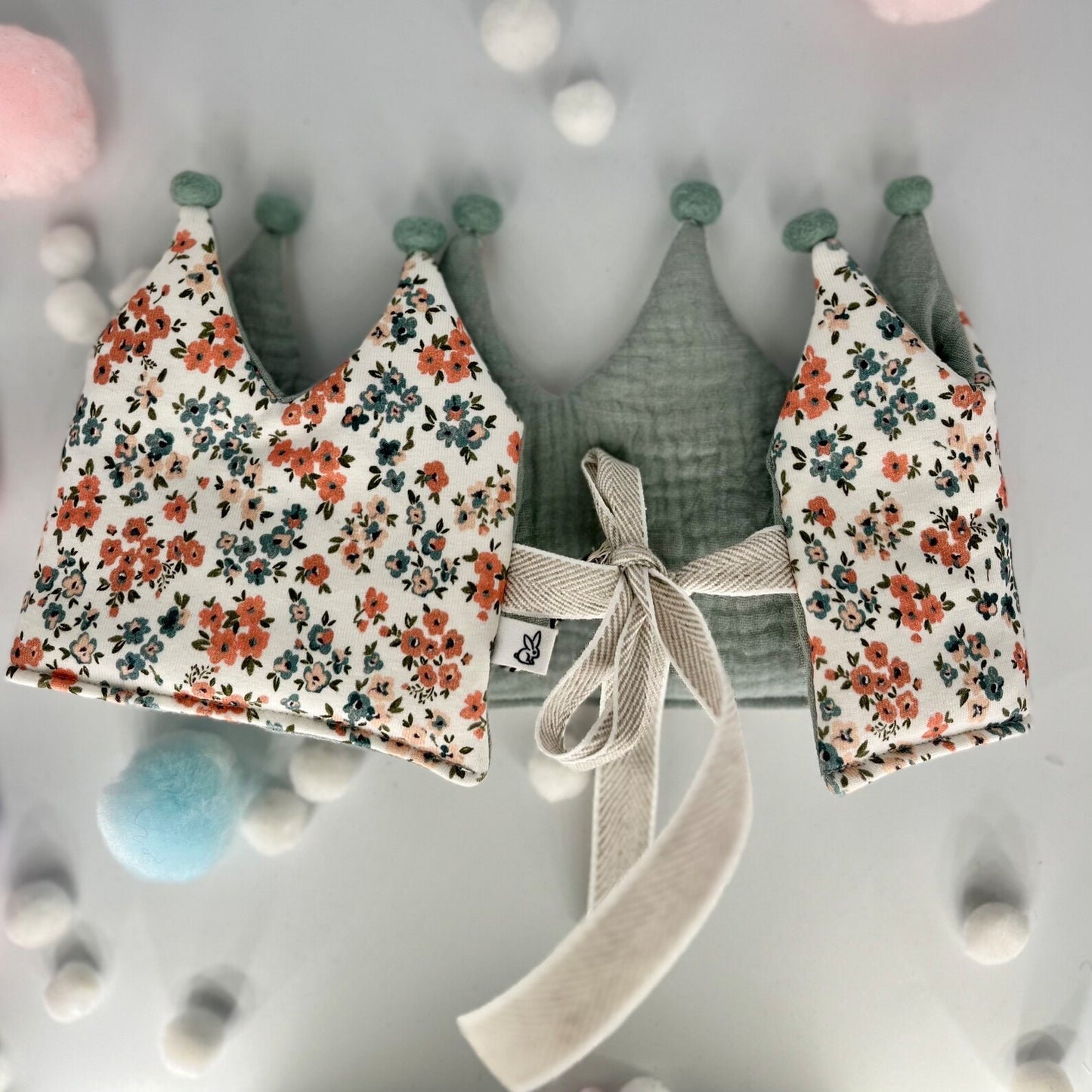 Stoffkrone | Geburtstagskrone Blumen mit Musselin und Pompons *yep.lets.celebrate*