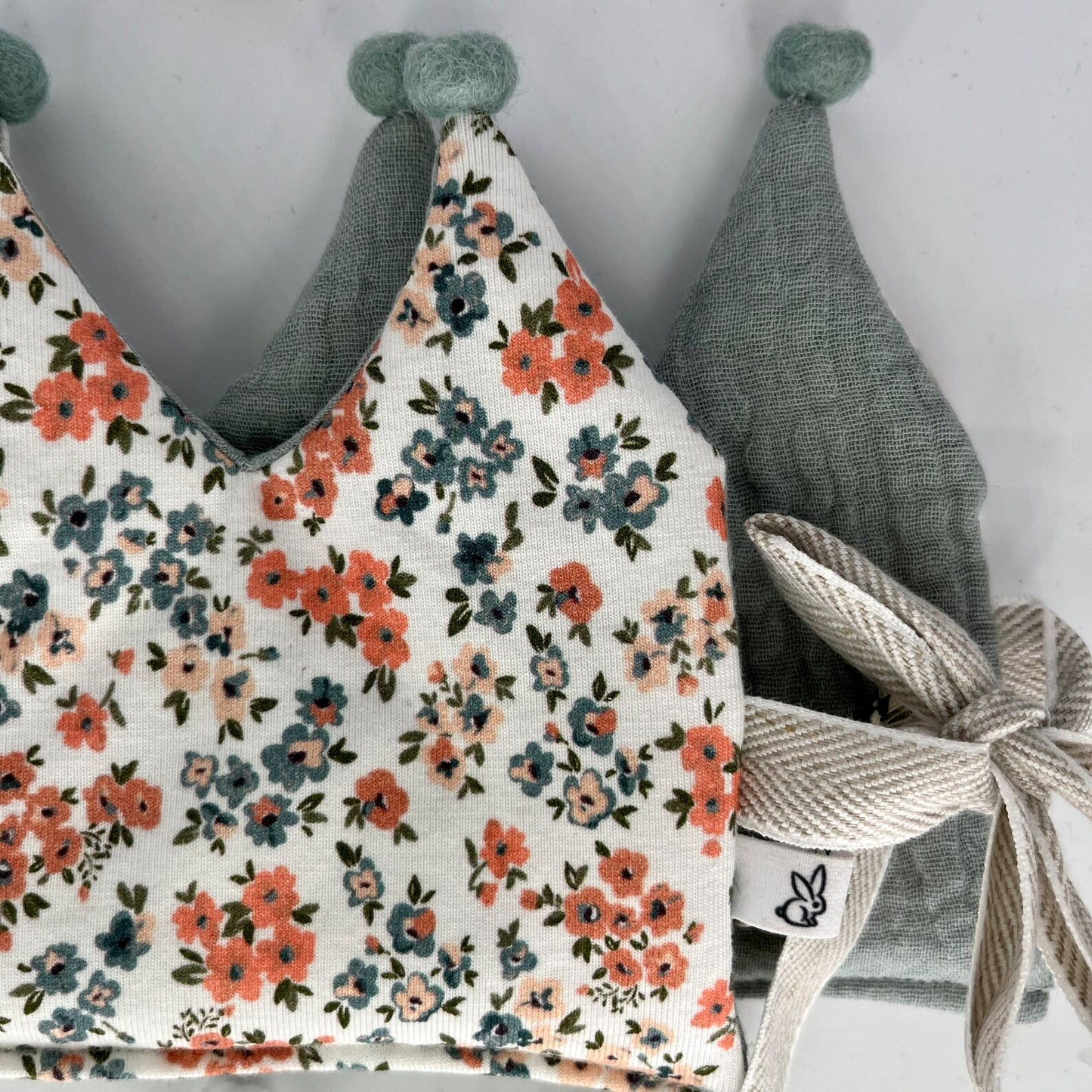 Stoffkrone | Geburtstagskrone Blumen mit Musselin und Pompons *yep.lets.celebrate*