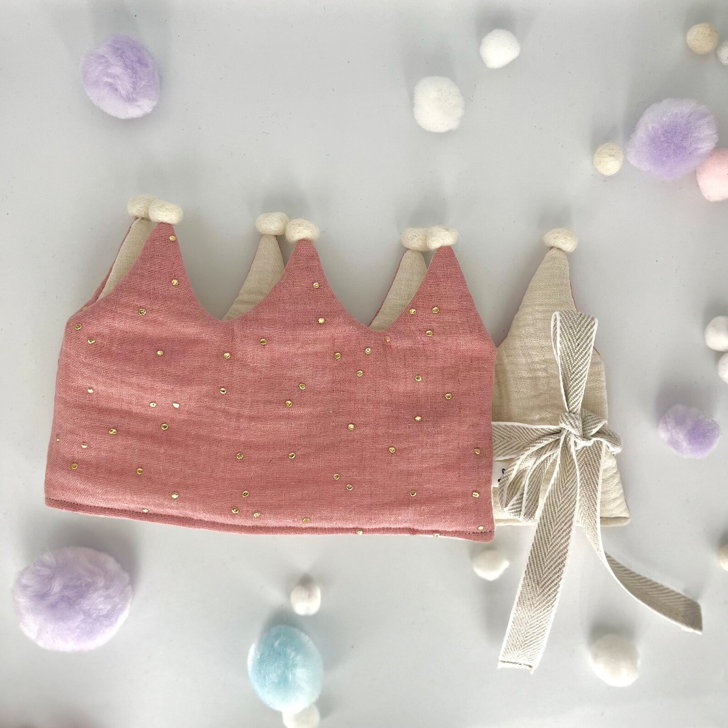 Stoffkrone | Geburtstagskrone aus Musselin rosa Gold mit Pompons *yep.lets.celebrate*