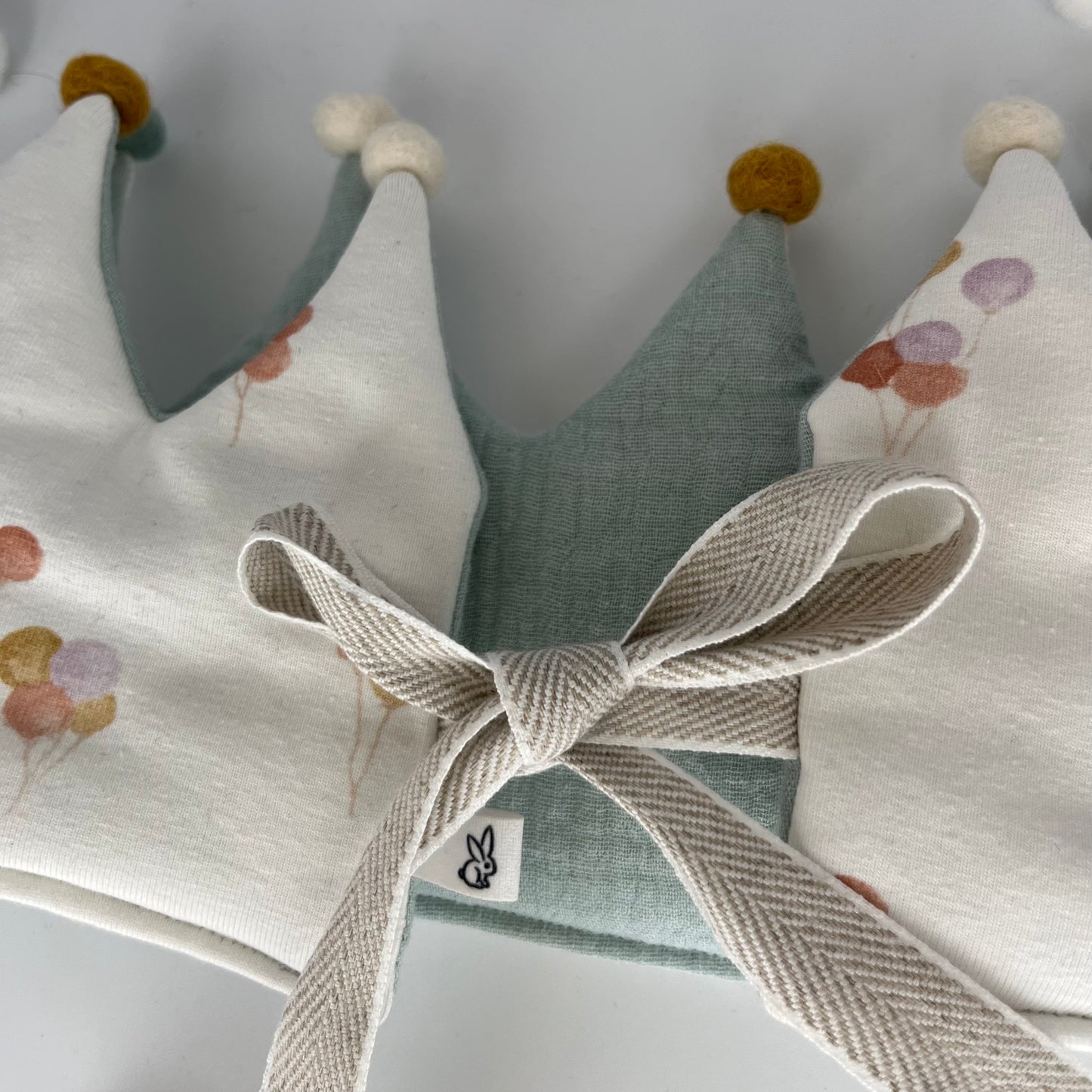 Stoffkrone | Geburtstagskrone Luftballons mit Musselin und Pompons *yep.lets.celebrate*