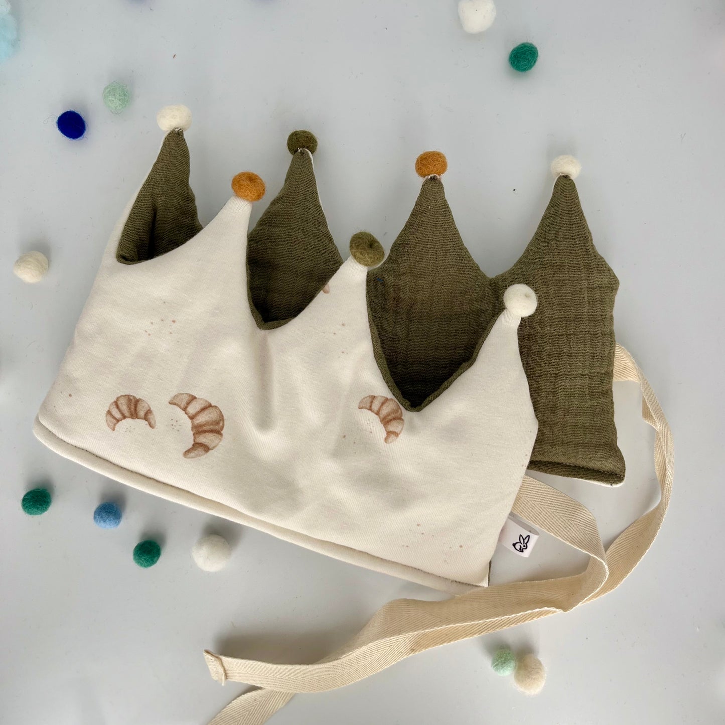 Stoffkrone | Geburtstagskrone Gipfeli mit Musselin und Pompons *yep.lets.celebrate*