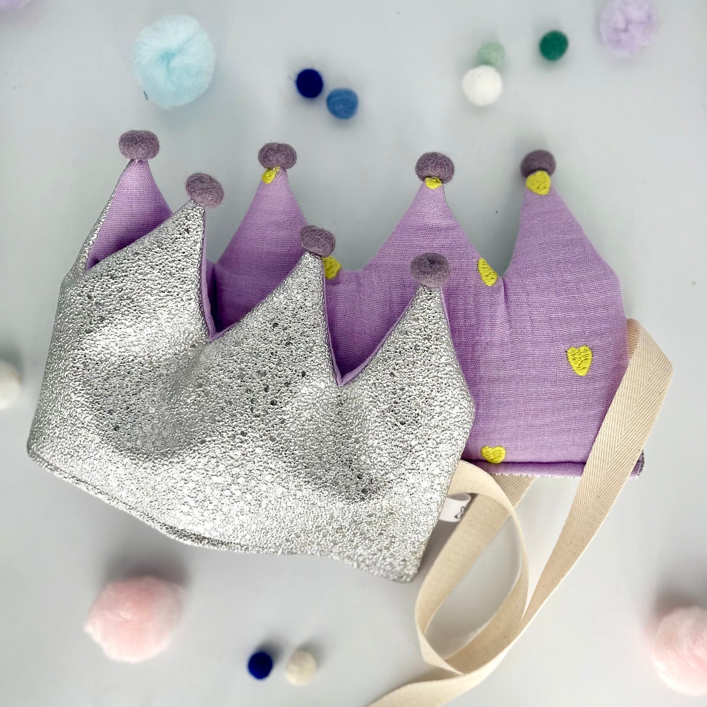 Stoffkrone | Geburtstagskrone silber Glitzer Kunstleder mit flieder und Herzli Musselin und Regenbogen Pompons  *yep.lets.celebrate*