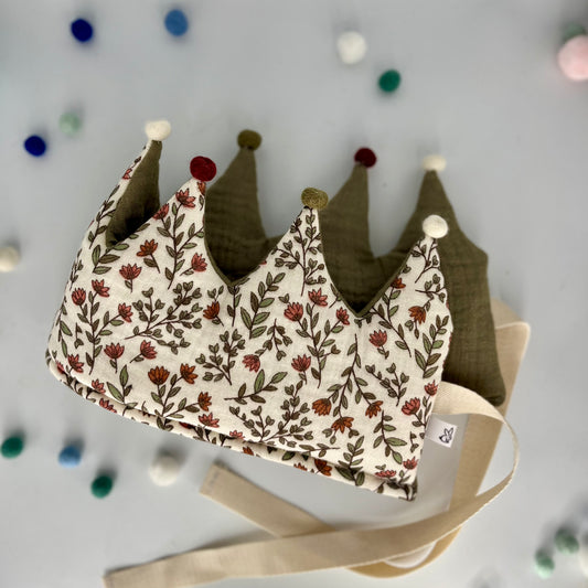 Stoffkrone | Geburtstagskrone Winterblume oliv aus Musselin mit Pompons *yep.lets.celebrate*