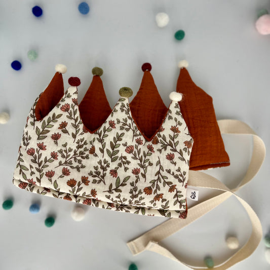 Stoffkrone | Geburtstagskrone Winterblume rot aus Musselin mit Pompons *yep.lets.celebrate*