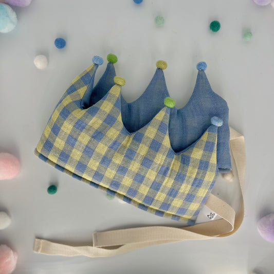 Stoffkrone | Geburtstagskrone kariert blau gelb aus Musselin mit Pompons *yep.lets.celebrate*